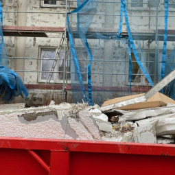 Odstraněný ETICS v kontejneru | EPS odpad z dekonstrukcí a demolic